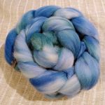 Blau gefärbte Wolle